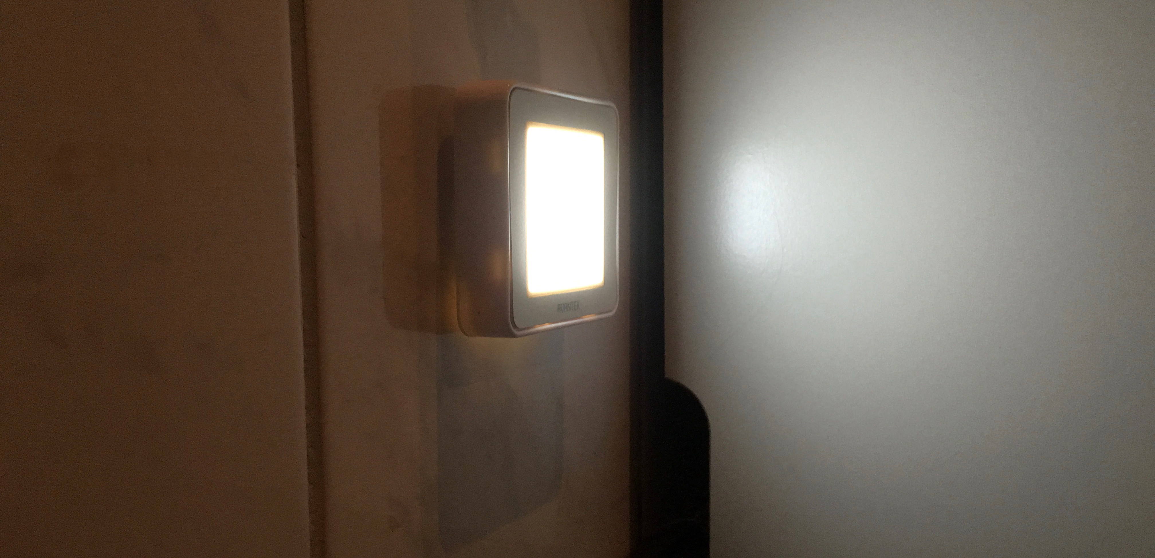 Einfach zu befestigendes LED Nachtlicht mit Bewegungsmelder und optischem Sensor von AVANTEK - Avantek Nachtlicht 01