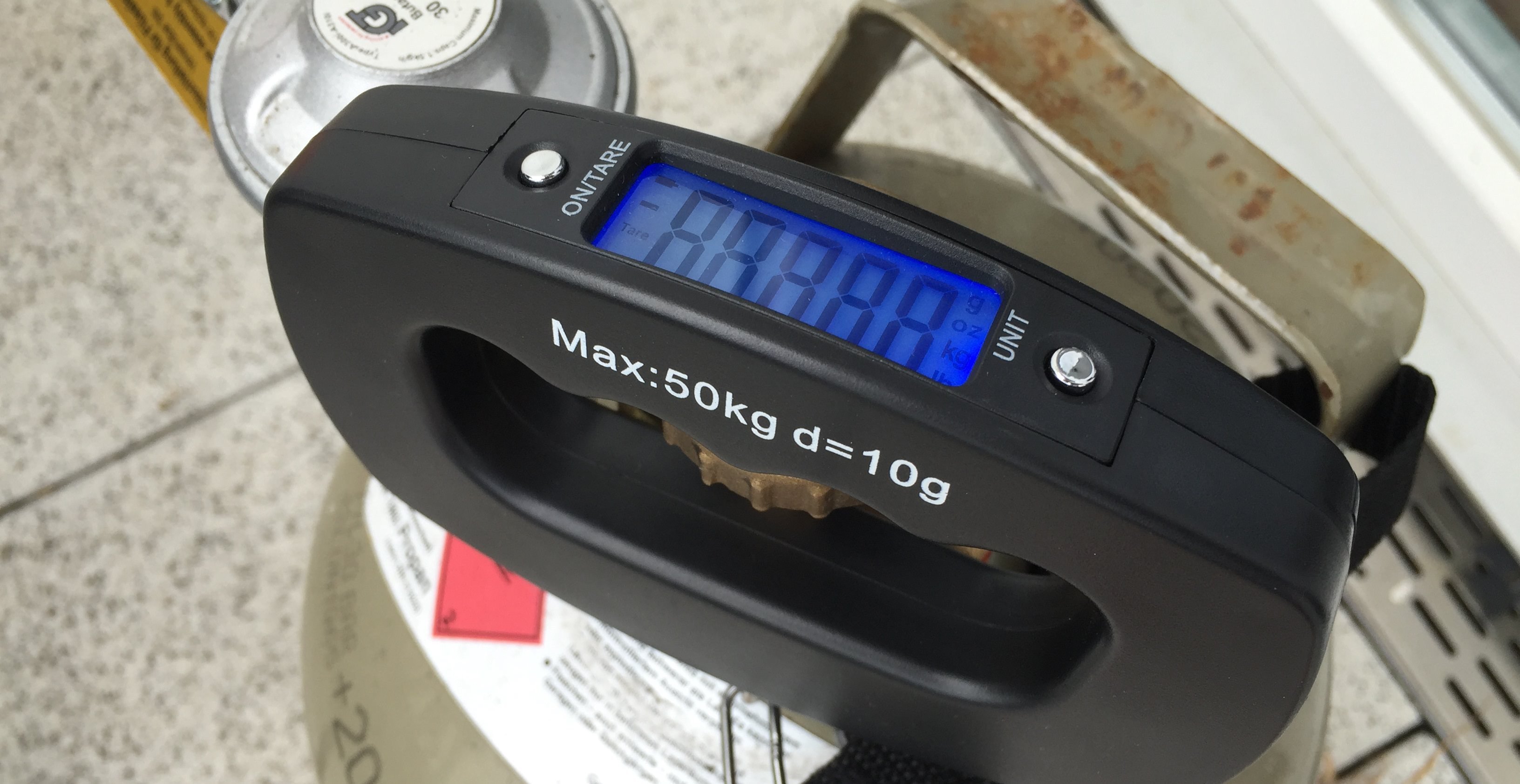 Füllstand der Gasflasche mit einer Kofferwaage kontrollieren - Kofferwaage Gasflasche