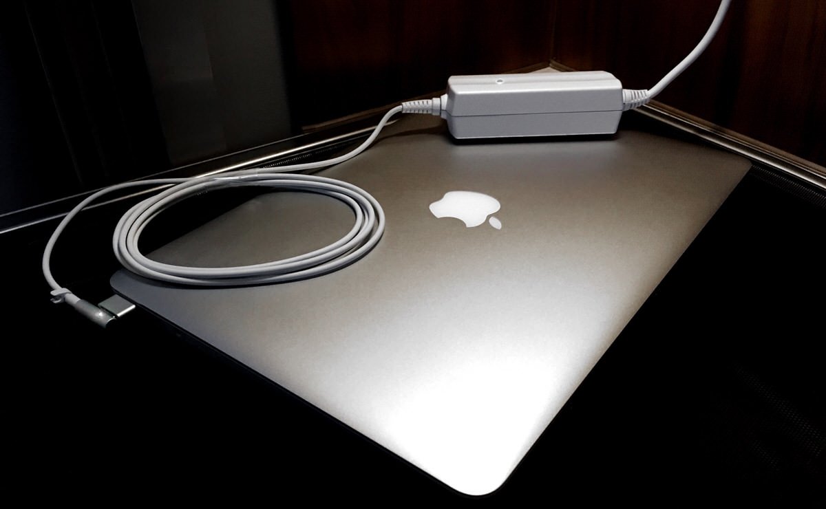 Praktisches 12V KFZ-Netzteil für Apple MacBook - Lavolta Auto Netzteil