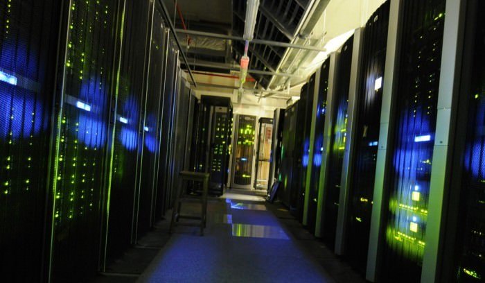 Cloud-Daten – Apple plant eigene Serverhallen - Server Room 700X408 1