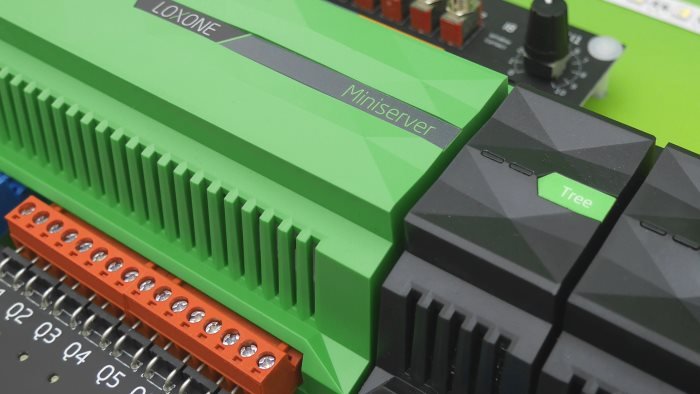 Auf dem Weg zum Smart Home mit Loxone - Loxone Title