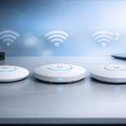 UniFi Access Points Vergleich – Illustration für: UniFi Access Points im Vergleich: Wi-Fi 5 vs. Wi-Fi 6 vs. Wi-Fi 7