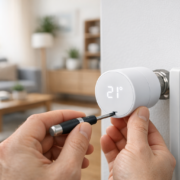 Smartes Thermostat in der Mietwohnung installieren – Smart Thermostat Installation auf Heizkörperventil in moderner Mietwohnung