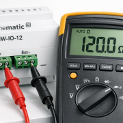 Homematic Wired Bus Terminierung mit Multimeter prüfen – Multimeter zeigt 120 Ohm Widerstandsmessung an Homematic Wired Bus Terminierung