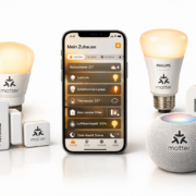 Matter Geräte kaufen: Worauf achten beim Smart Home Einkauf – Matter-zertifizierte Smart Home Geräte mit QR-Codes und Smartphone mit Home App