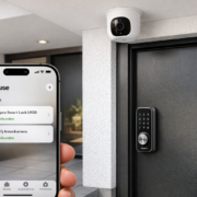 HomeKit Sicherheit: Türschloss und Kamera einrichten – HomeKit Türschloss und Kamera Setup an moderner Haustür mit iPhone Home-App Steuerung