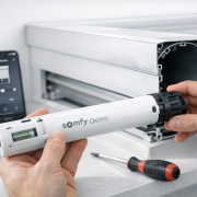 Rolläden smart nachrüsten ohne Elektriker – Smart Rollladenmotor wird ohne Elektriker selbst eingebaut - Somfy Oximo Installation mit Smartphone-App