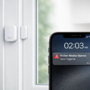 Fenster und Türen Alarm einrichten - Einfach per App überwachen – Aqara Fenster-Türsensor am weißen Fensterrahmen mit Smartphone Push-Benachrichtigung Alarm