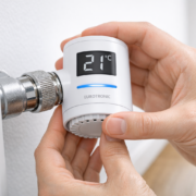 Smart Home Heizung in der Mietwohnung: So steuerst du deine Heizung per App ohne Vermietererlaubnis Smart Home Heizung in der Mietwohnung einrichten – Smart Home Thermostat wird werkzeuglos auf Heizkörperventil in Mietwohnung installiert