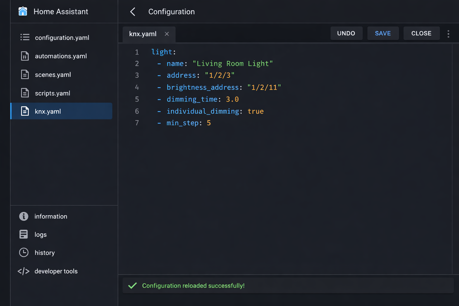 Home Assistant KNX-Konfiguration für LED-Dimmer mit YAML-Editor und Syntax-Highlighting