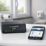 Homematic Smart Home - Das deutsche System im Praxis-Test Homematic Smart Home - Das deutsche System im Praxis-Test – Homematic Smart Home CCU3 Zentrale mit Smartphone und Geräten im modernen Wohnzimmer