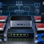Nas selber bauen 2026 – NAS Selbstbau 2026 Titelbild mit Intel N100 Mini-PC, vier NAS-Festplatten, 2,5GbE Switch und USV