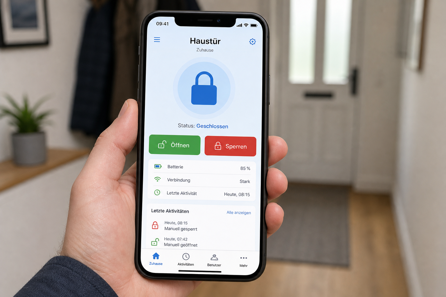 Smart-Lock-App auf dem Smartphone zeigt die Fernöffnung der Haustür mit großem Öffnen-Button und Batteriestatus
